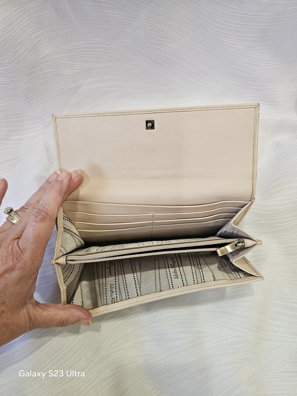 Ferragamo Cream Leather Women's Vera Bow Continental Wallet - Picture 4 of 10
